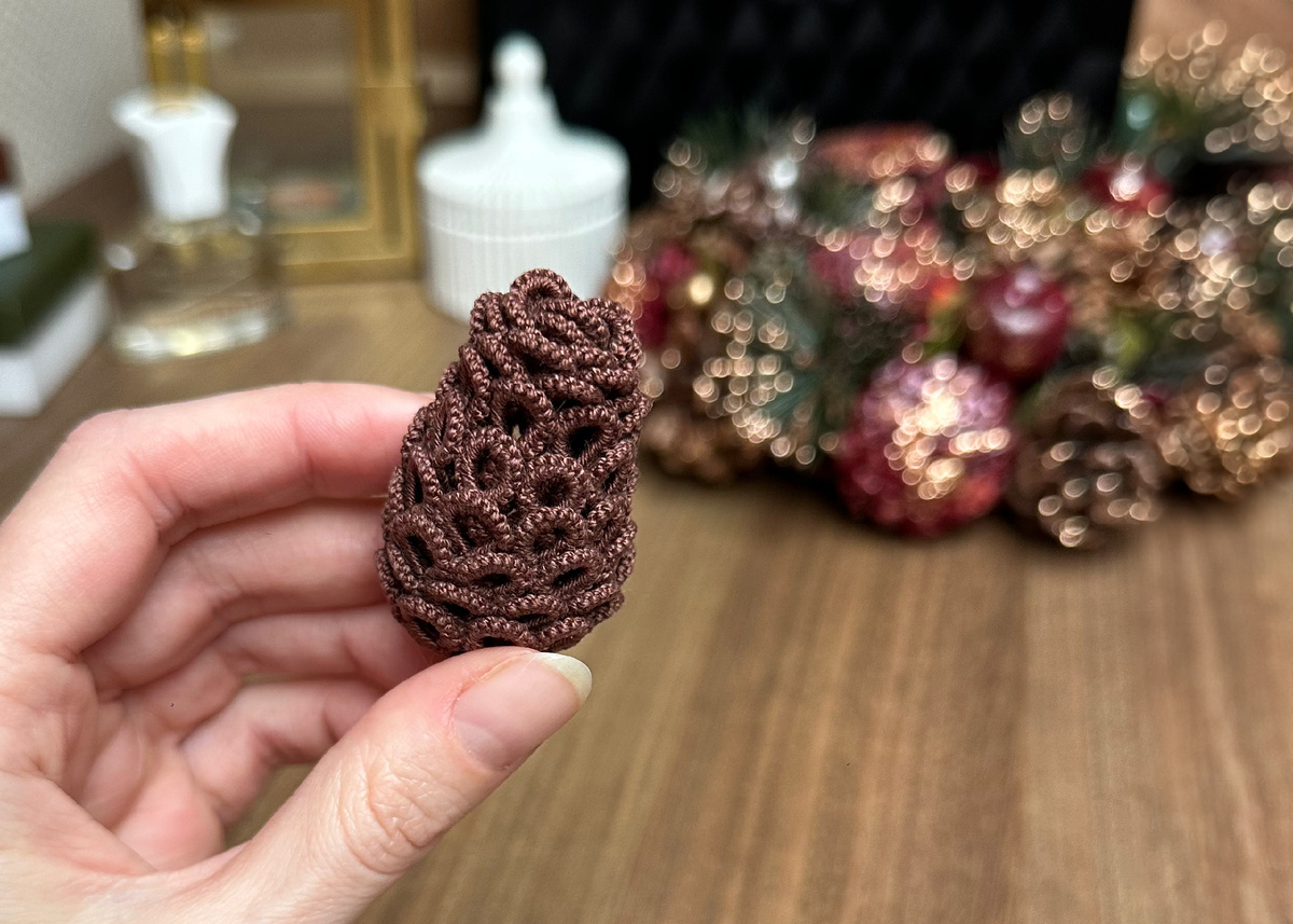 Шишка в технике фриволите