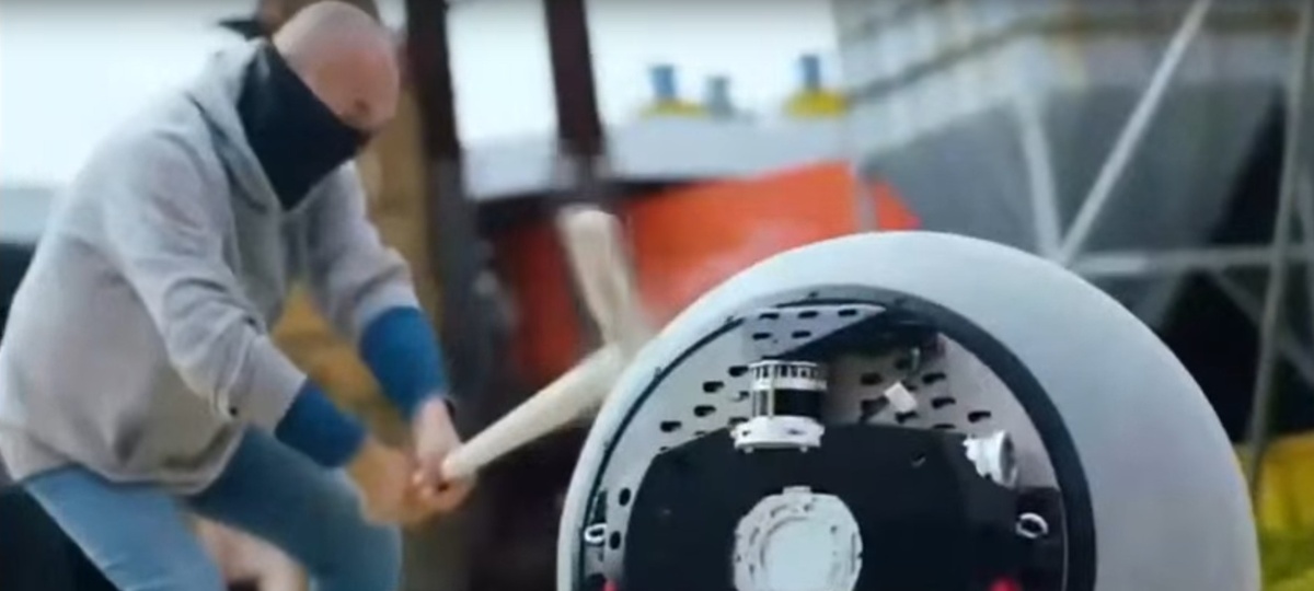 Робот - полицейский обезвреживает преступника