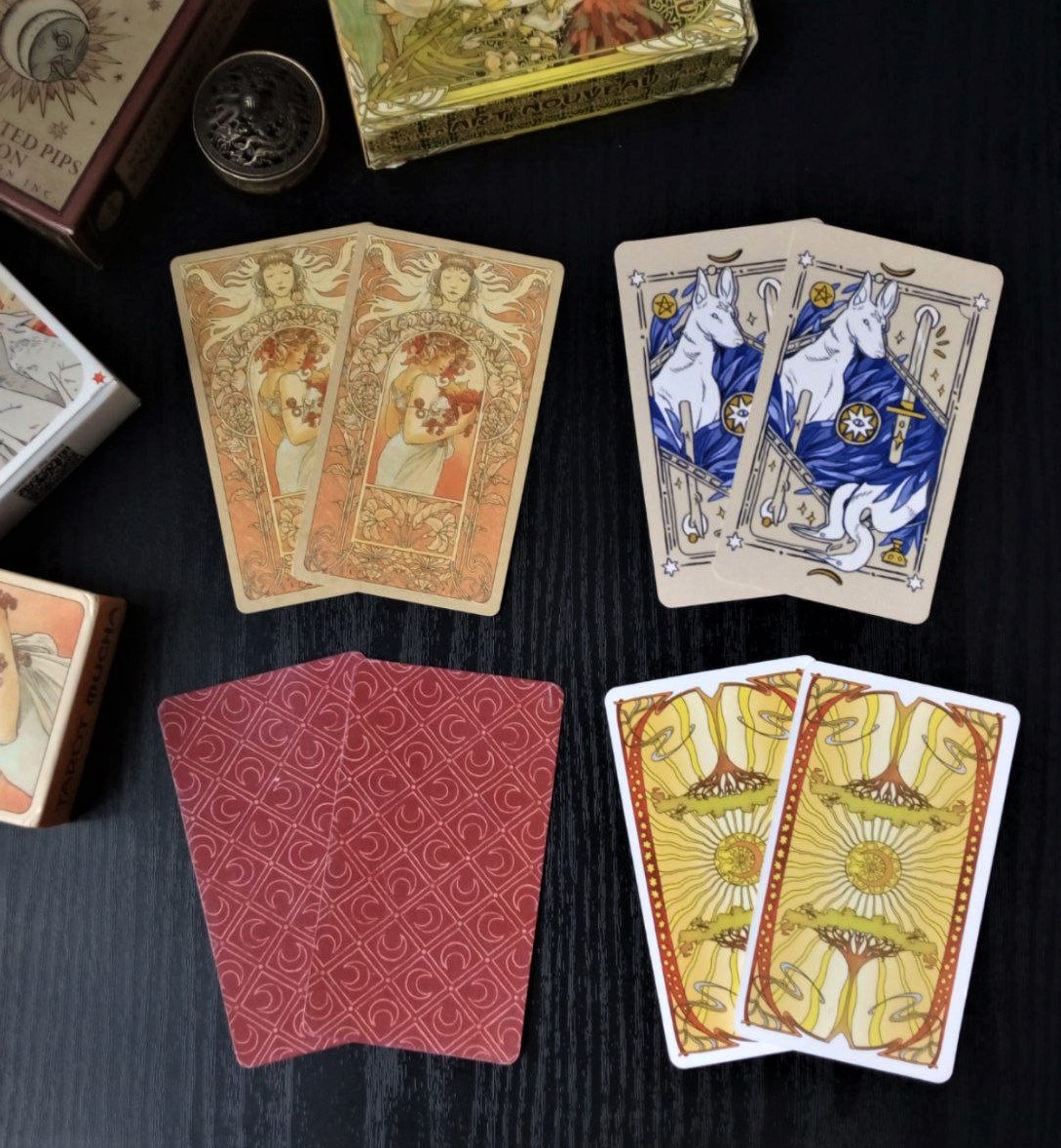 Счет идет слева направо сверху вниз: 1- 🟠   2 - 🔵   3 - 🔴  4 - 🟡