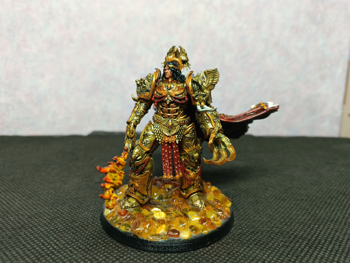 Это первая из попавших мне в руки миниатюр  императора моей коллекции, поза с отсылкой на изображение где Хорус убивает Сангвиния