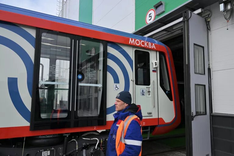 © РИА Новости / Евгений Биятов. Поезд "Москва-2024" выезжает из ангара электродепо "Сокол" перед запуском на Замоскворецкой линии метро.