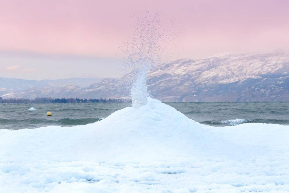Ледяной вулкан на озере Оканаган в Канаде. Фото: Salmon Arm Observer