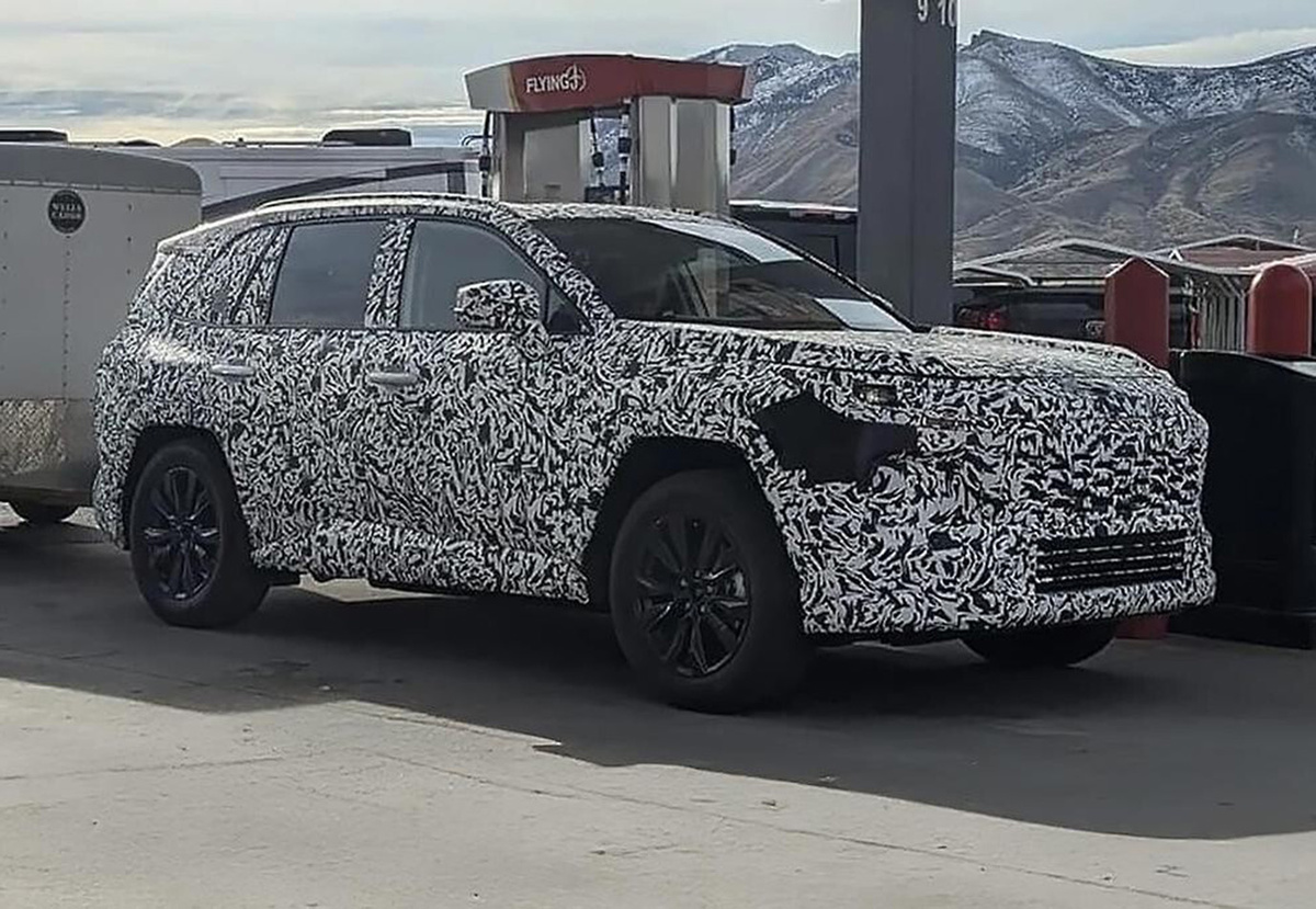 Снимок с, предположительно, новой Toyota RAV4, разлетевшийся по соцсетям. Фото: соцсети