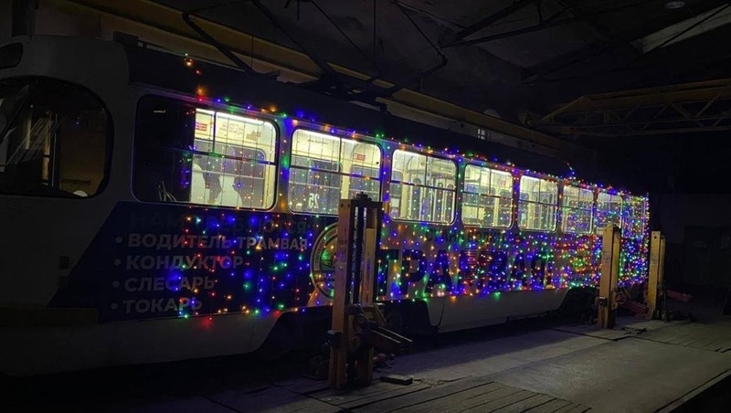    Яркий вагон привлекает внимание Фото: Пятигорский филиал ГУП СК «Крайтранс»