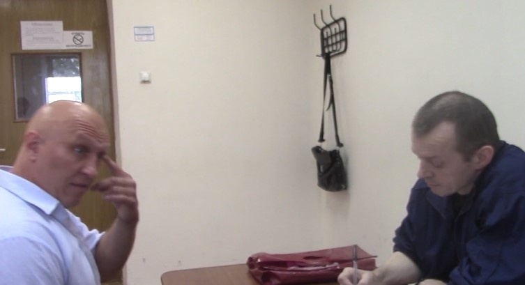 Очная ставка между Захаровым и Бурлаковым. Кадр из видео