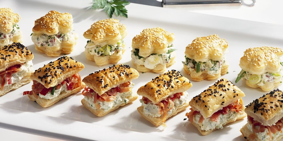 Закуска из слоеного теста с начинкой: новогодний акцент на вашем столе