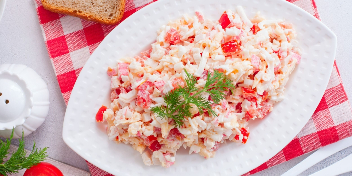 Салат с крабовыми палочками, помидорами и сыром