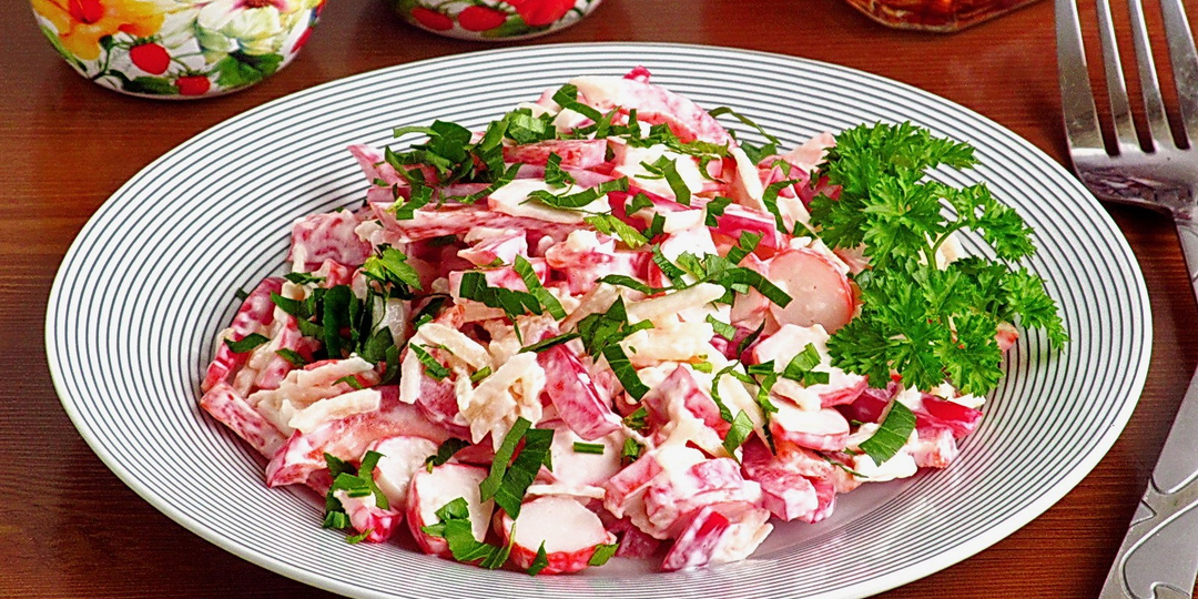 Салат с крабовыми палочками, помидорами и сыром