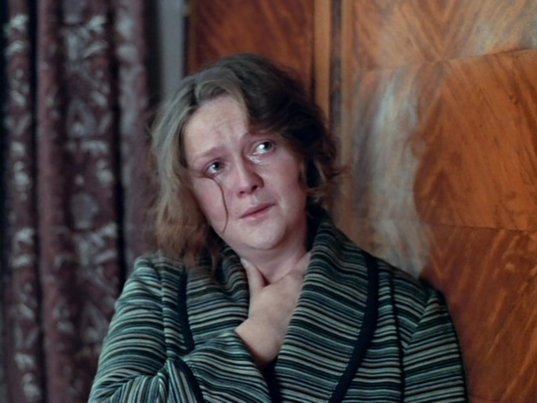 Она прекрасно осознаёт измены мужа, но предпочитает сохранять статус-кво