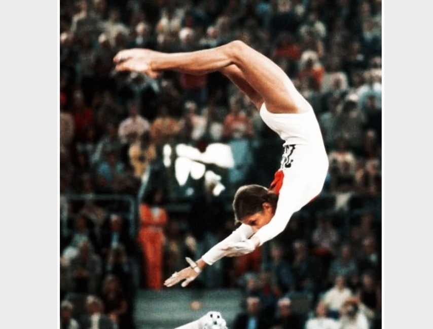 Ольга Корбут во время исполнения мертвой петли.