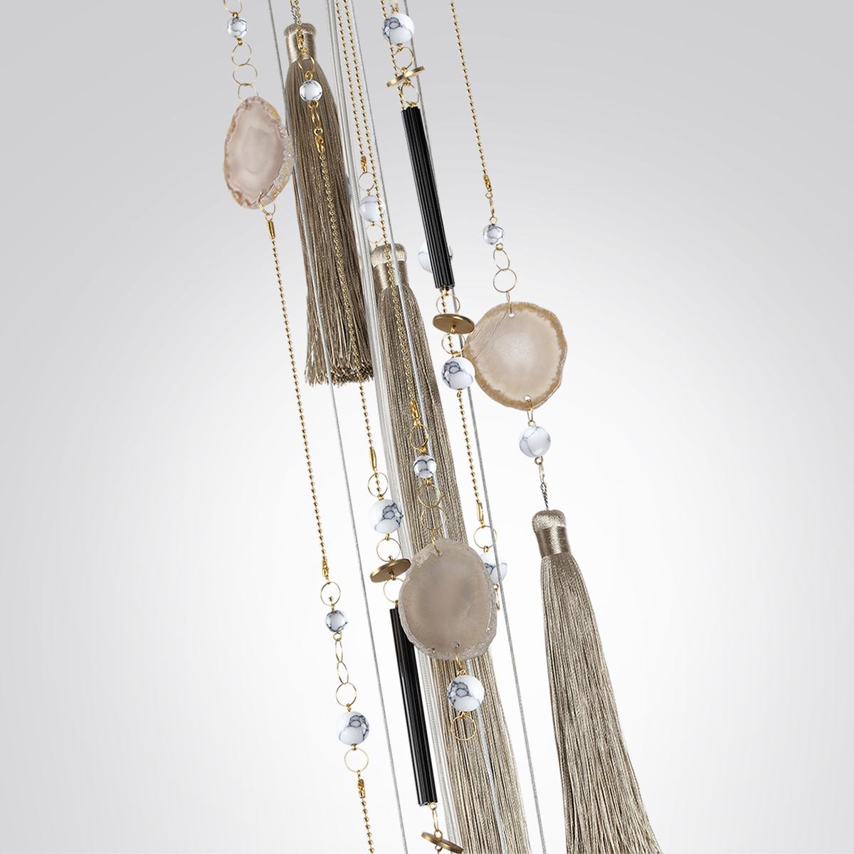 Стеклянные плафоны украшены паттерном, напоминающим мраморные узоры. Люстра и подвесной светильник могут регулироваться по высоте.