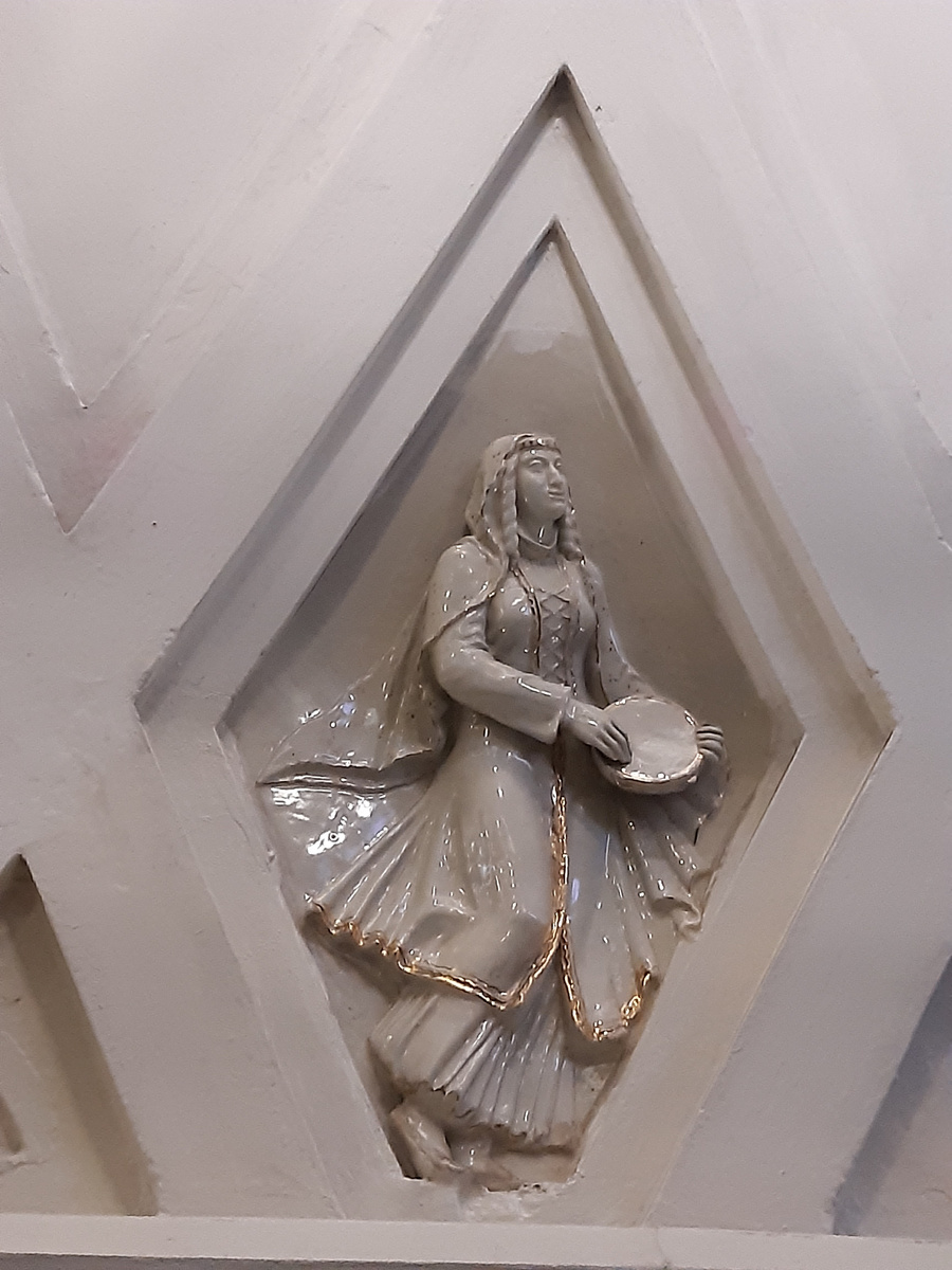 14 восхитительных модели были созданы скульптором для станции Театральная (год постройки 1938)