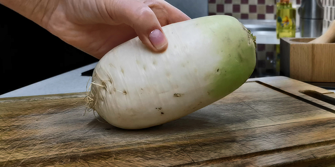 Японцы едят его килограммами и нам бы не помешало. Самый знаменитый японский салат "Фудзи", даже нелюбители редьки оценят!