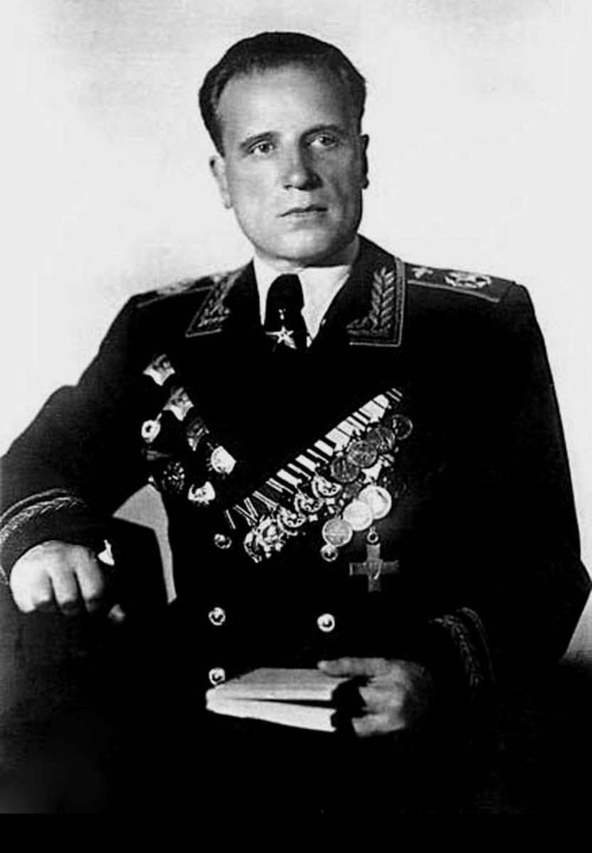 Таким Голованов предстает в Википедии. Официальное Фото в звании маршала 