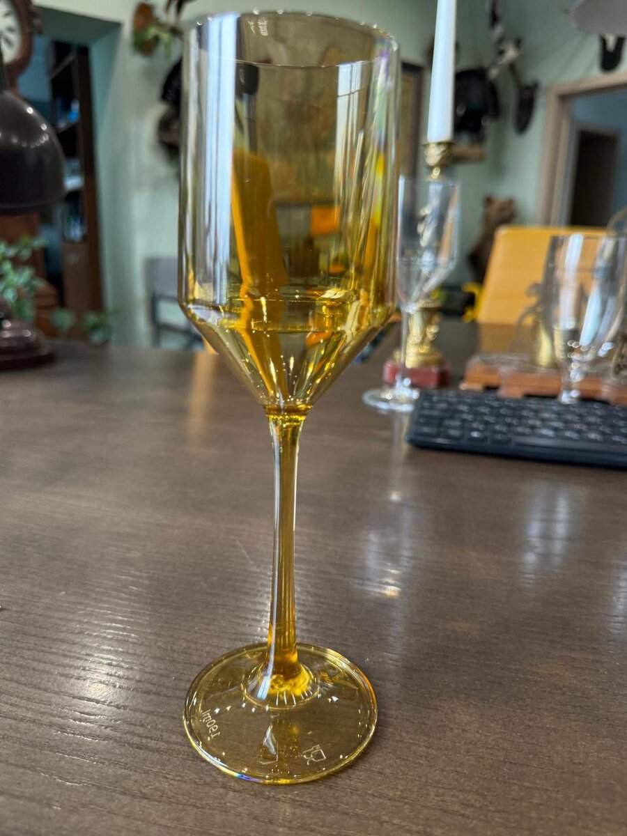 Итог нашей работы - равномерно окрашенные, идеально прозрачные бокалы янтарного цвета