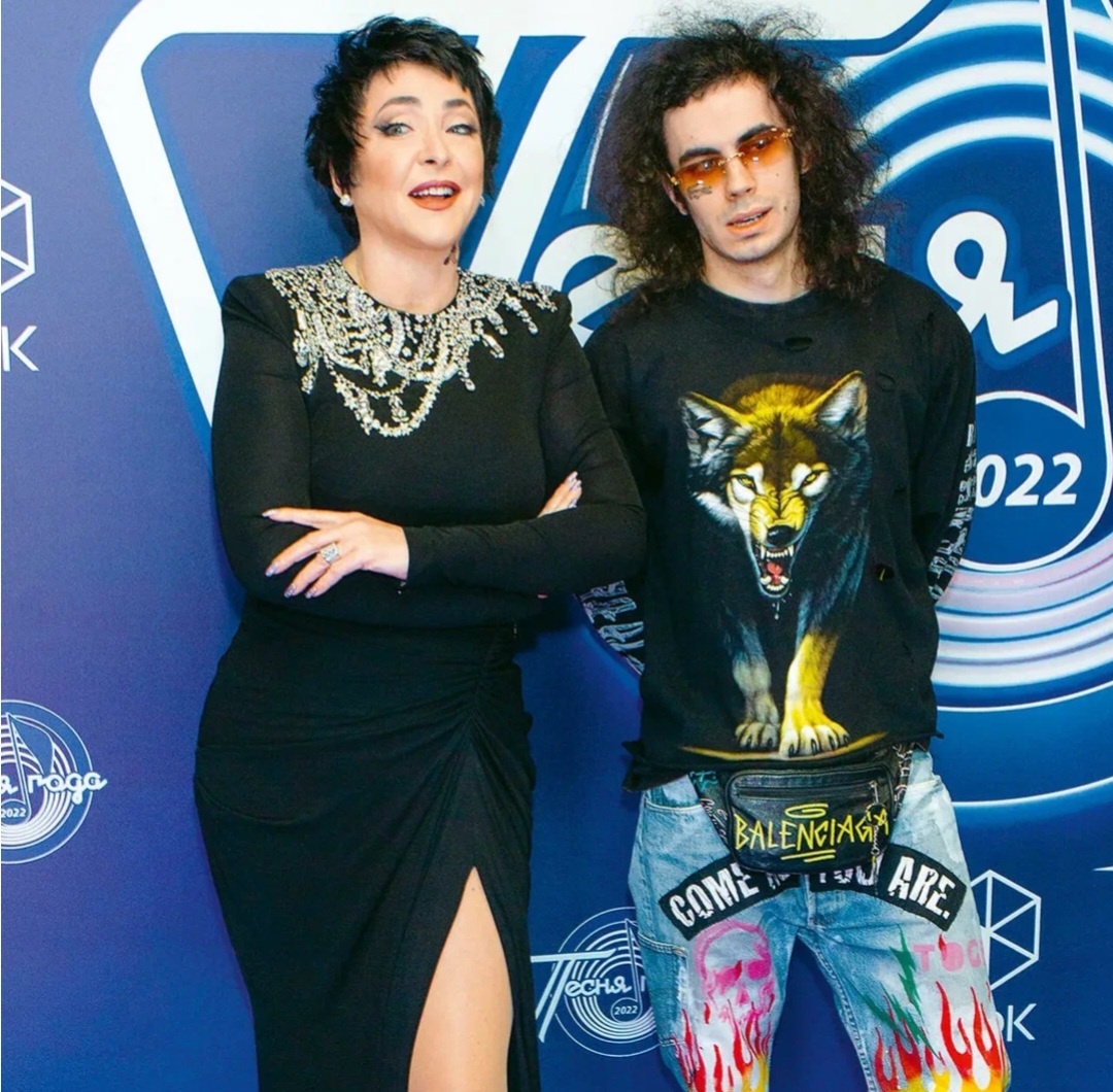 Как там обычно поется: "А мы на стиле💃". А Лолита кстати выпустила сейчас новую песню под названием "Ешь, молись, люби". Пока она там в плохих и грешных мужчинах оставляет улики😏