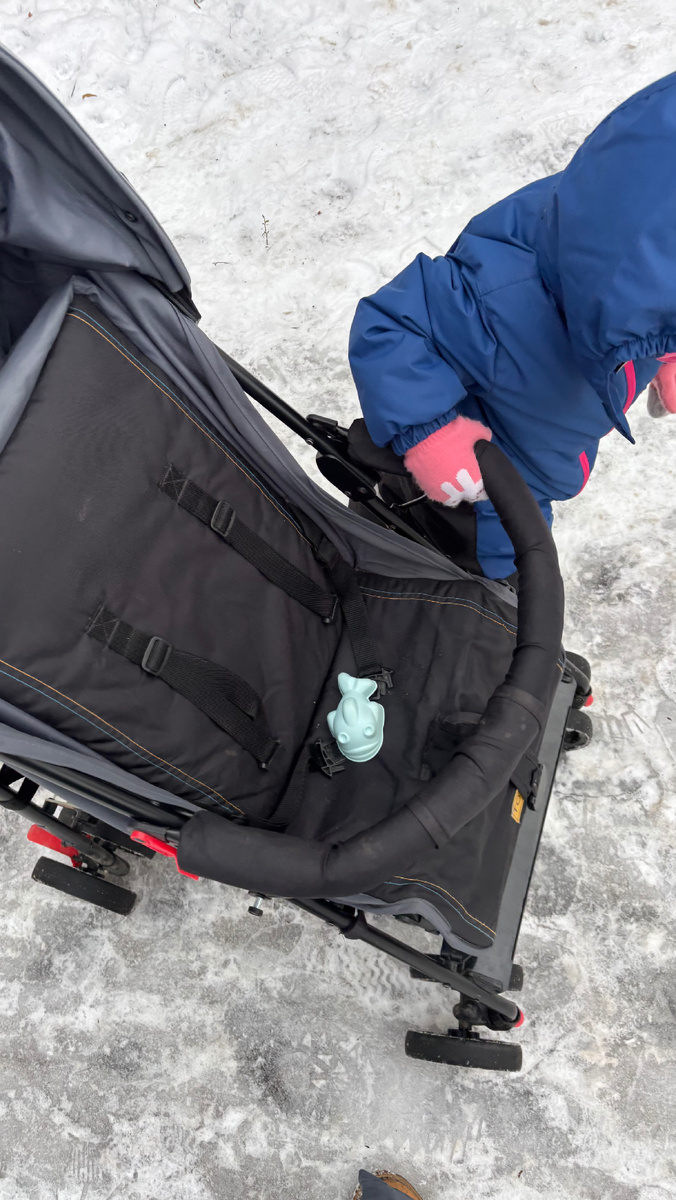 Катает рыбку 