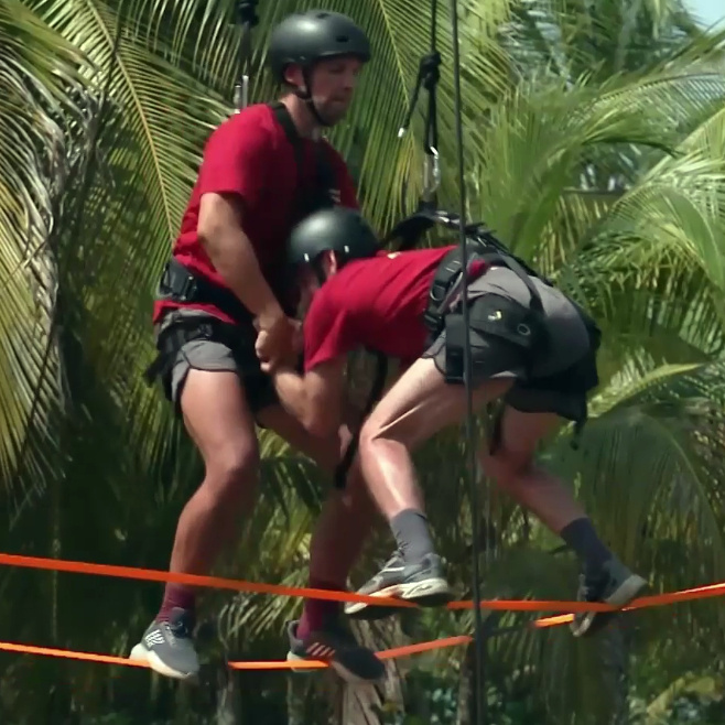 Алена Блин с Вячеславом Манучаровым. Кадр из шоу "Звезды в джунглях"/ ТНТ