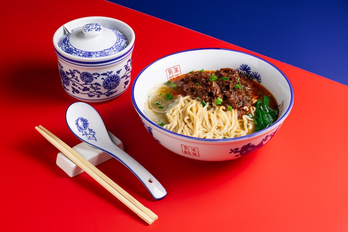 Ламьен с бульоном и томлёной говядиной - 720 руб.