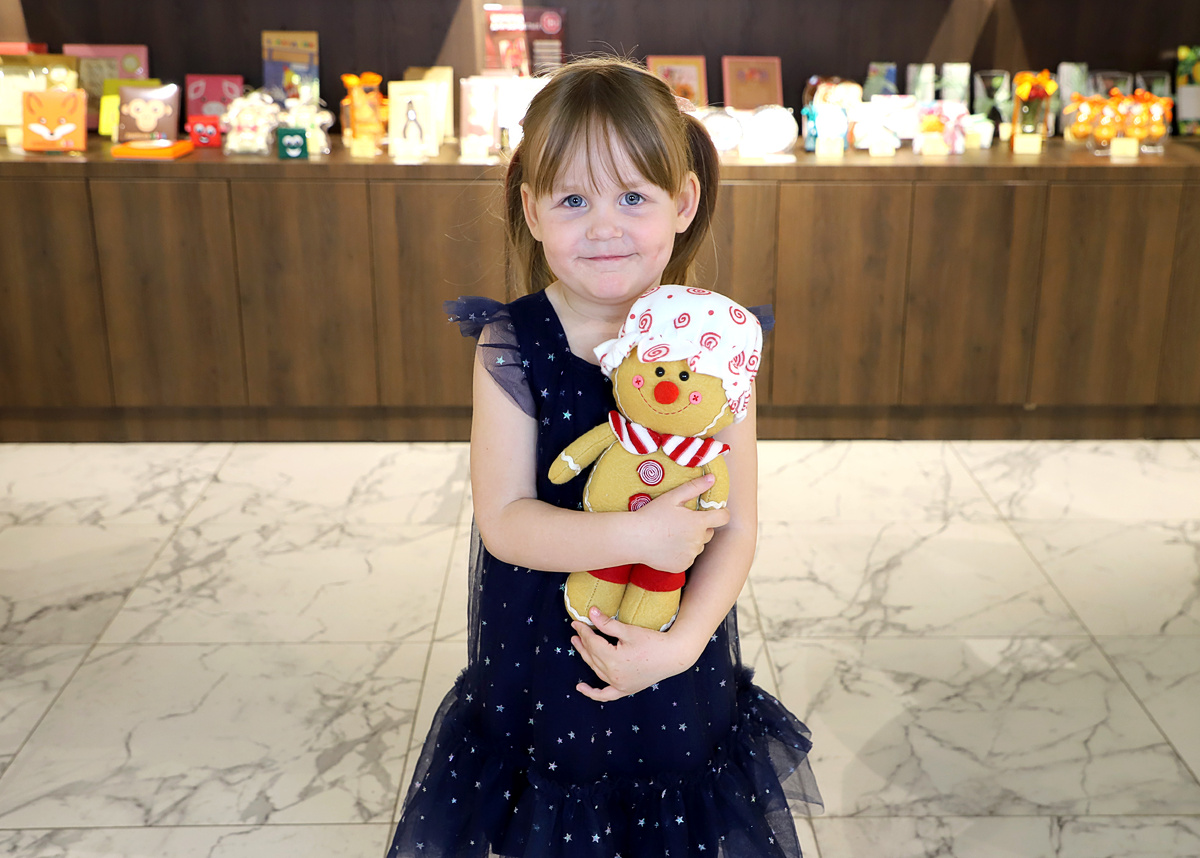 Девочка с игрушкой Пряник в чепчике