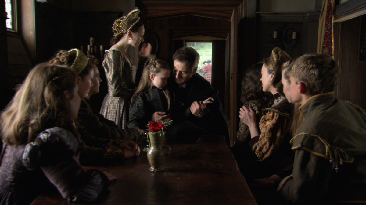 Томас Мор прощается с семьей перед заключением в Тауэр. Кадр из сериала «Тюдоры». 2 сезон 4 серия. Семья Томаса Мора была многодетной, но детей в ней было меньше, чем мы видим на экранах. Причем на момент казни Томаса Мора дети должны были быть уже взрослыми. Однако, в списке исторических неточностей сериала этого факта я не нашла.