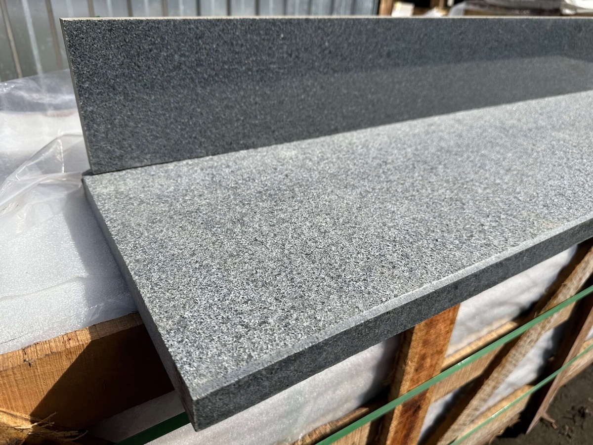 Ступень из гранита Сезам Блэк