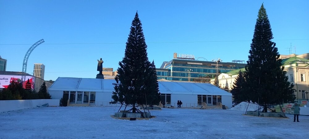    На катке поностью смнтирован павильон проката и установлены все ёлки. Фото: «АиФ-Урал»/ Алексей Cмирнов