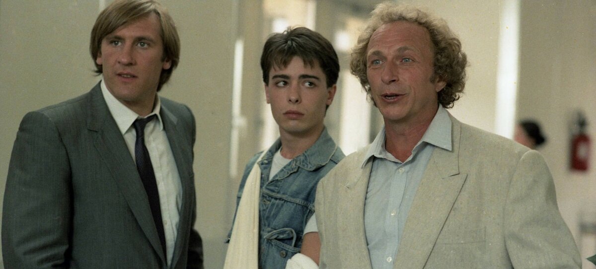 Кадр из французской комедии Франсиса Вебера «Папаши» 1983 г.