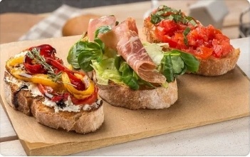  Брускетта — традиционное закусочное блюдо в Италии. От бутерброда его отличает обязательно поджаренный хлебный ломтик. Хлеб можно просто натереть чесноком с оливковым маслом или добавить на него начинку, в зависимости от настроения. В рецепте брускетты от Марины отлично сочетаются сладкий и соленый вкусы благодаря добавлению меда, сыра бри с прованскими травами и груши, обжаренной в сахаре и масле. Предлагайте гостям эту закуску во время большого праздничного застолья или в качестве основного блюда для уютного чаепития!