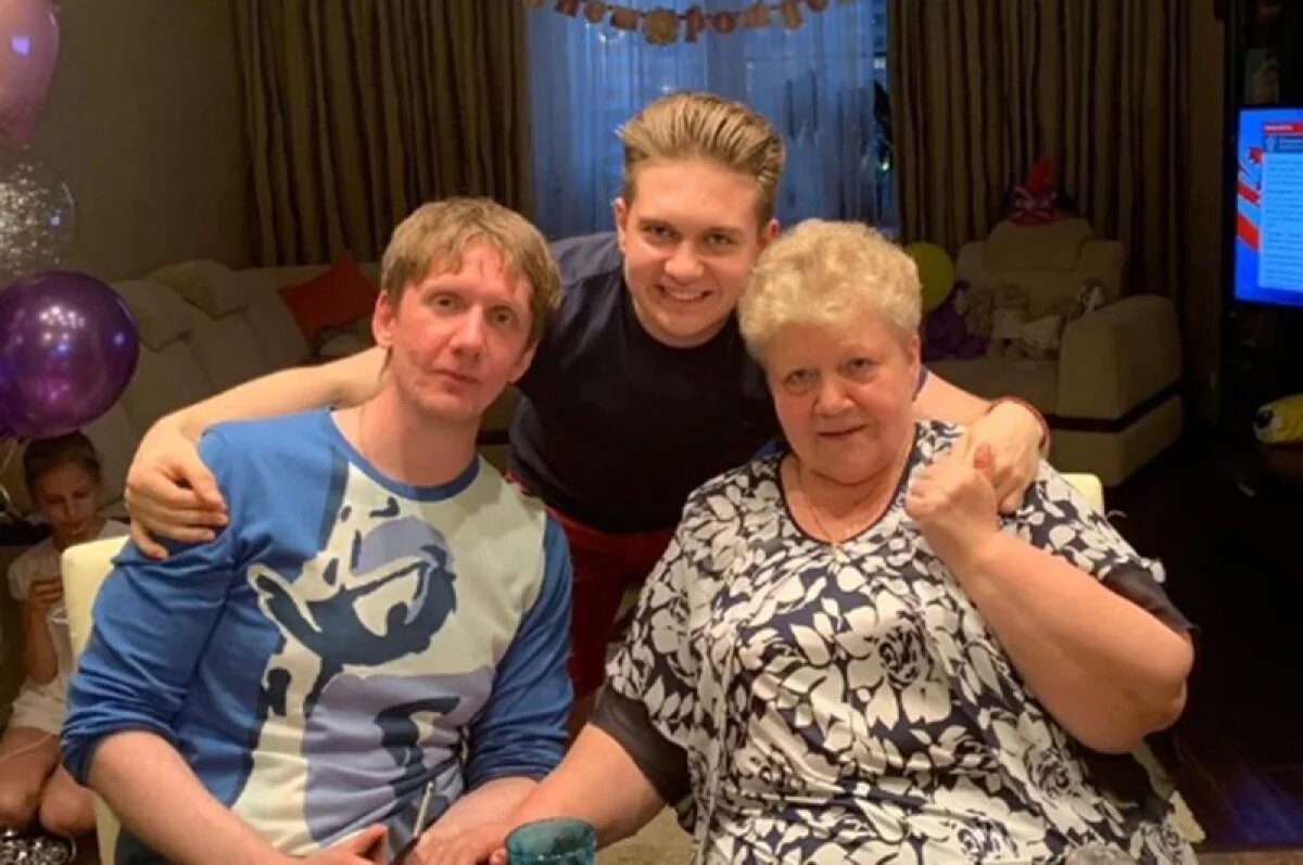 Артём со своим дядей и бабушкой. Источник фото: https://aif.ru/