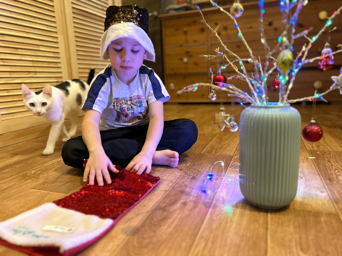 Сделали с Коляшей веточки с гирляндой и елочными украшениями. Красили золотистыми красками акриловыми, половину дня обматывала веточки гирляндой из фикспрайса