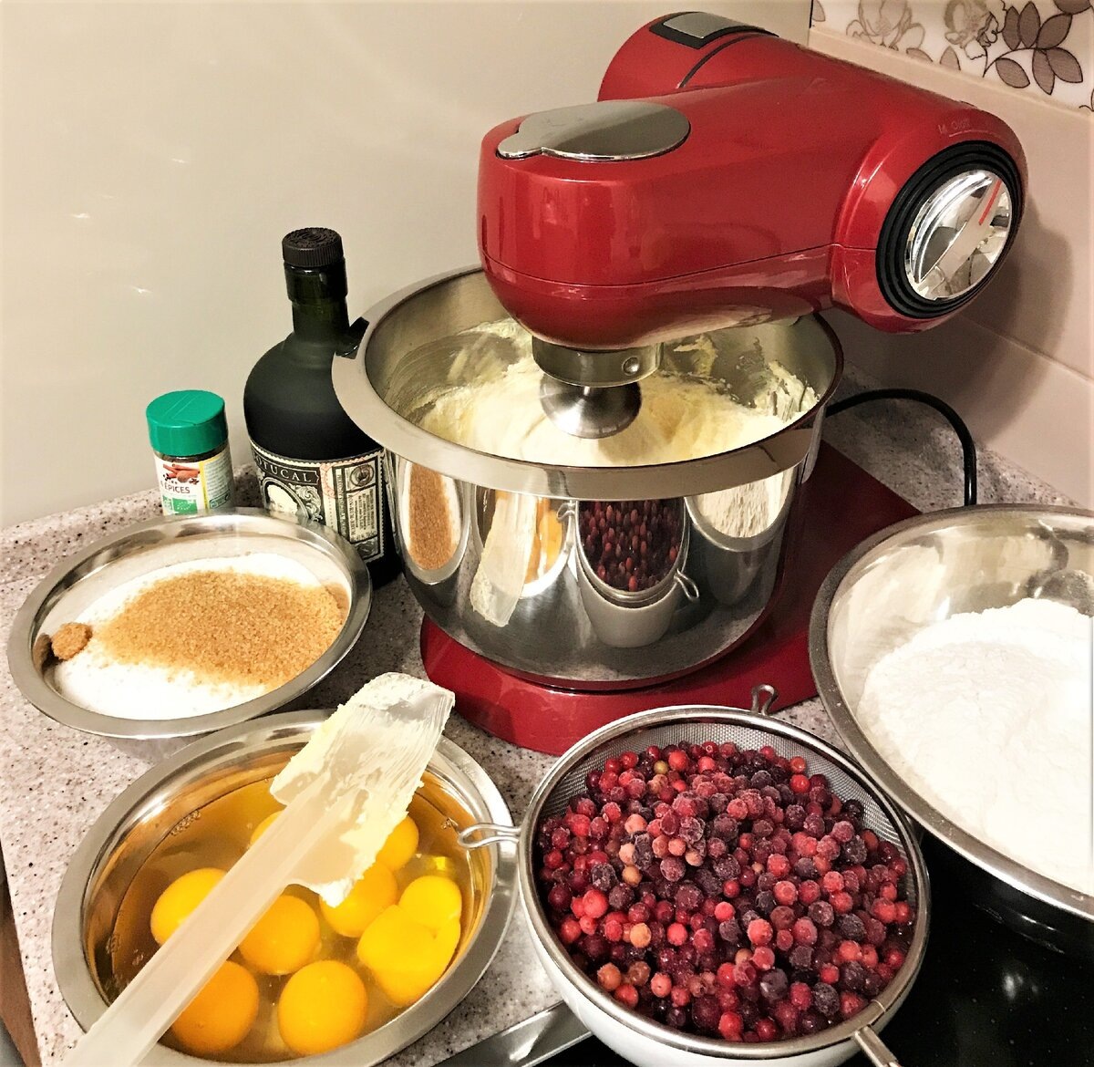 Ягодный кекс в процессе приготовления (фото из личного архива)