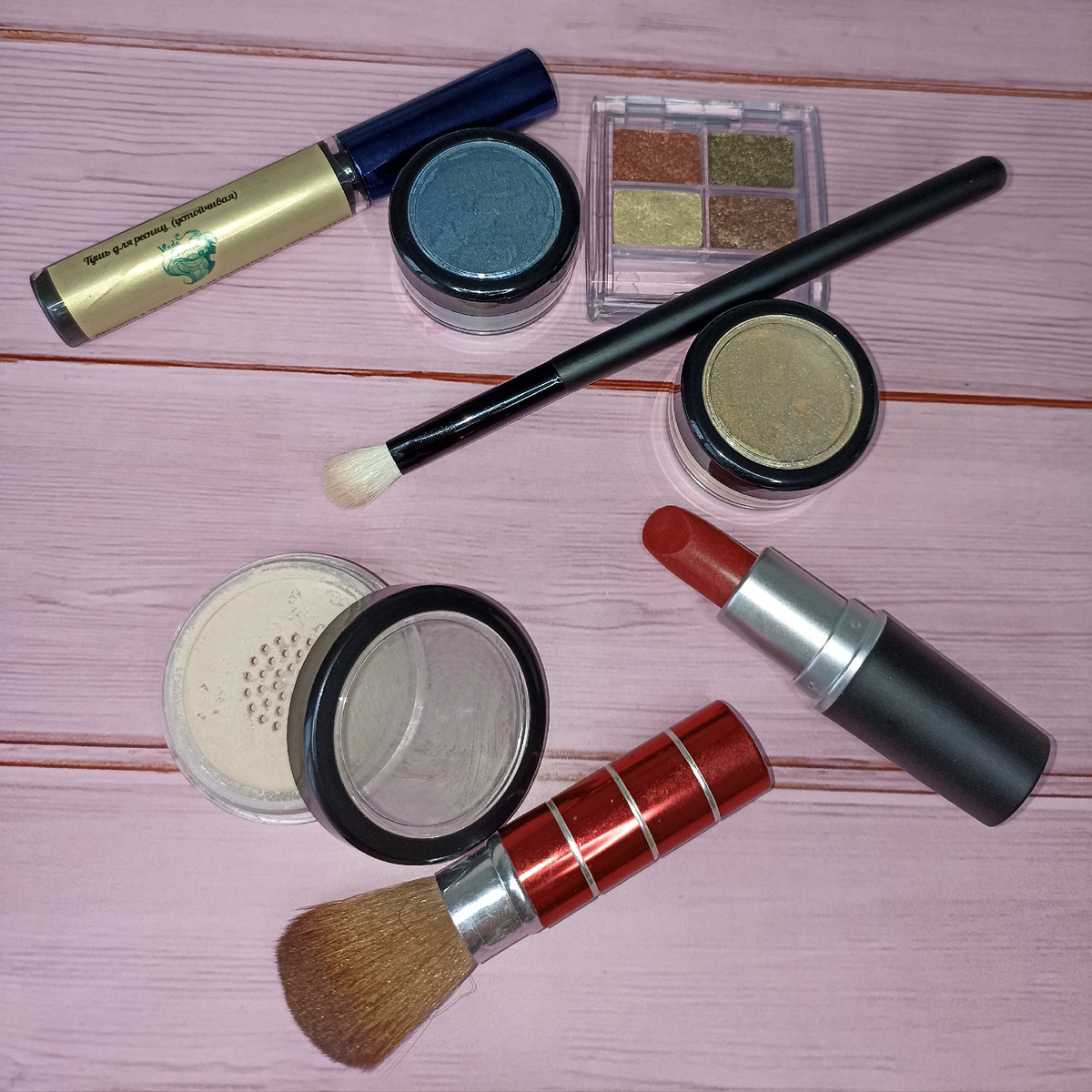 На фото: тушь для ресниц, тени рассыпчатые, тени компактные, пудра, помада