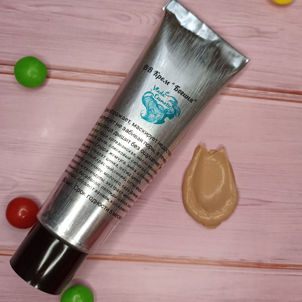 Состав: Вода артезианская, масло вишнёвой косточки, масло лесного ореха, оливковый эмолент, эмульгаторы(монтанов, ксилианс), пудра жемчуга, мика шёлковая, мика М, стеарат кальция, стеарат цинка, оксид цинка, оксид(желтый,красный,синий), оптисферы, перламутр-корректор, пчелиное маточное молочко, сера флюид, СО2 экстракты морошки и календулы, экстракт зелёного чая, экстракт акебии, витамин Е, бисаболол, пептиды шёлка, камедь акации, аминофорс, абсолют ванили, консервант Микрокил.