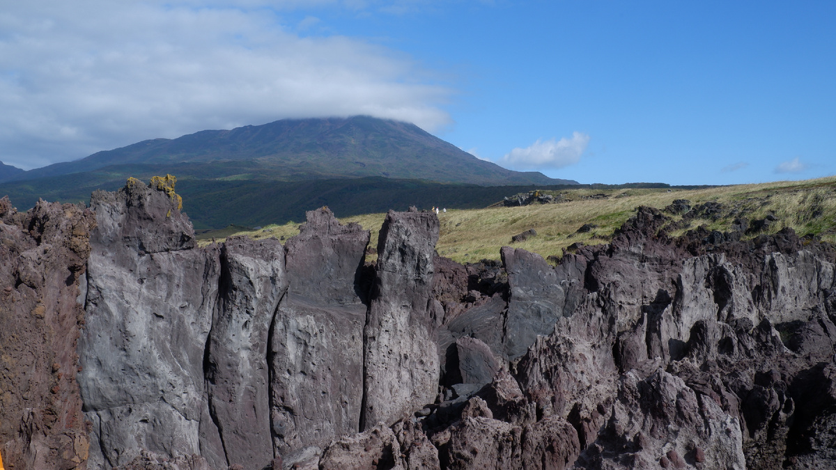 Лавовое плато Янкито, вид на вулкан Богдан Хмельницкий — действующий вулкан на острове Итуруп Большой Курильской гряды.