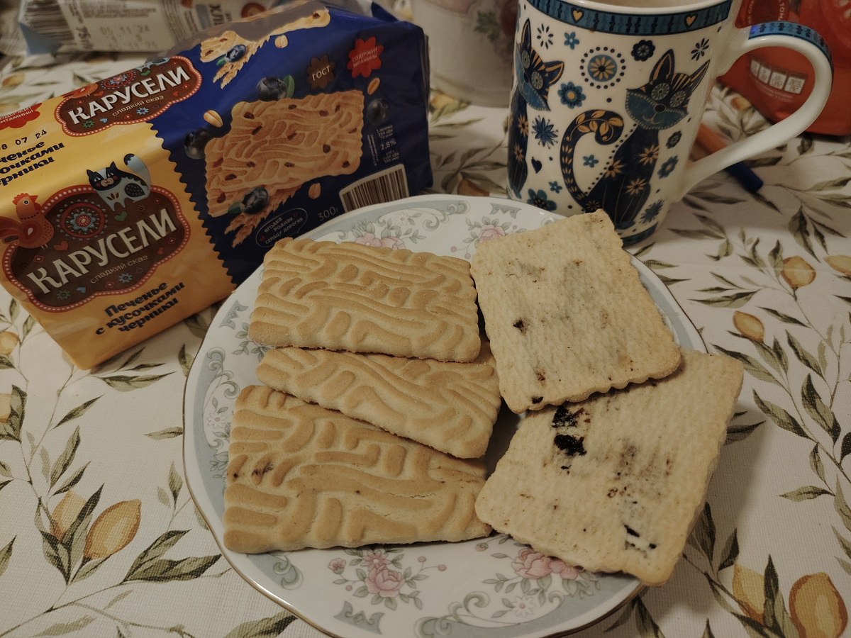 Печенье с кусочками черники: слева верх, справа низ печеньки 🤗