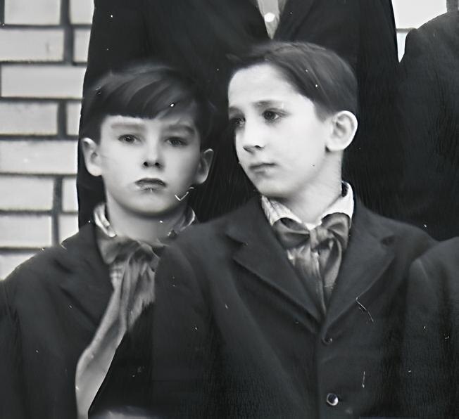 Фотографию эту вы уже видели, когда читали мой рассказ о Славе Мацанове (слева), но справа от него - Дима Ломакин, герой моего нынешнего рассказа. 5-й класс.