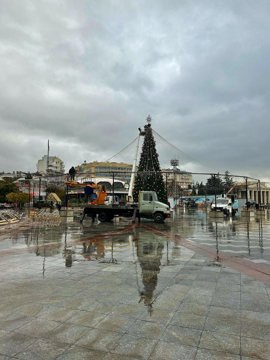 На набережной устанавливают елку.