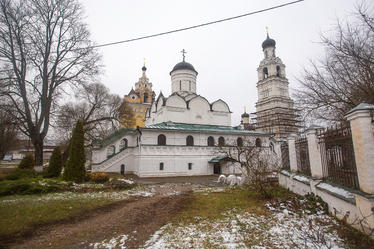 Свято-Благовещенский Киржачский монастырь. Храмы Спасский (слева). Благовещенский собор (в центре) и Всех Святых (справа). Киржач, Владимирская область. Фото автора статьи 