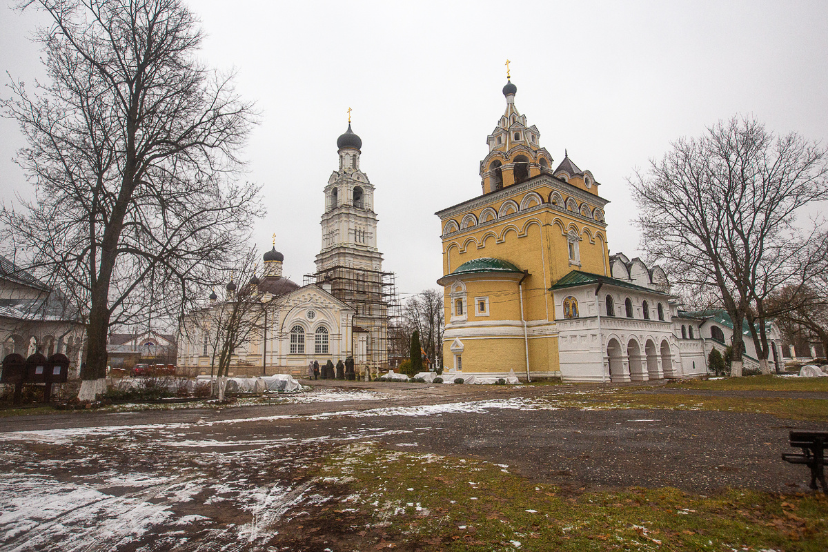 Свято-Благовещенский Киржачский монастырь. Храмы Всех Святых (слева) и Спасский. Киржач, Владимирская область. Фото автора статьи 