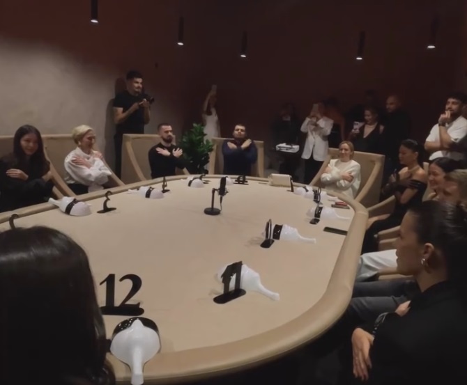 Зал для игры в «Мафию» выглядит так. Участники сложили руки на груди, предвкушая возможное падение. Кадр видео: соцсети