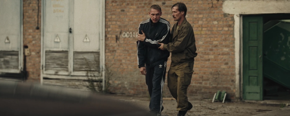 Александр Голубев и Артем Быстров. Кадр из сериала "Лихие".