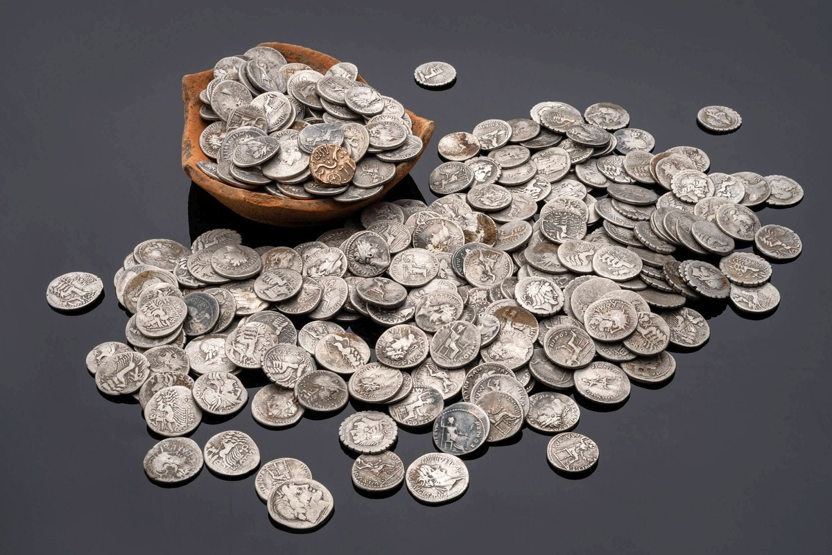    Большинство монет представляют собой серебряные денарии, отчеканенные в Риме./Worcestershire Heritage, Art & Museums