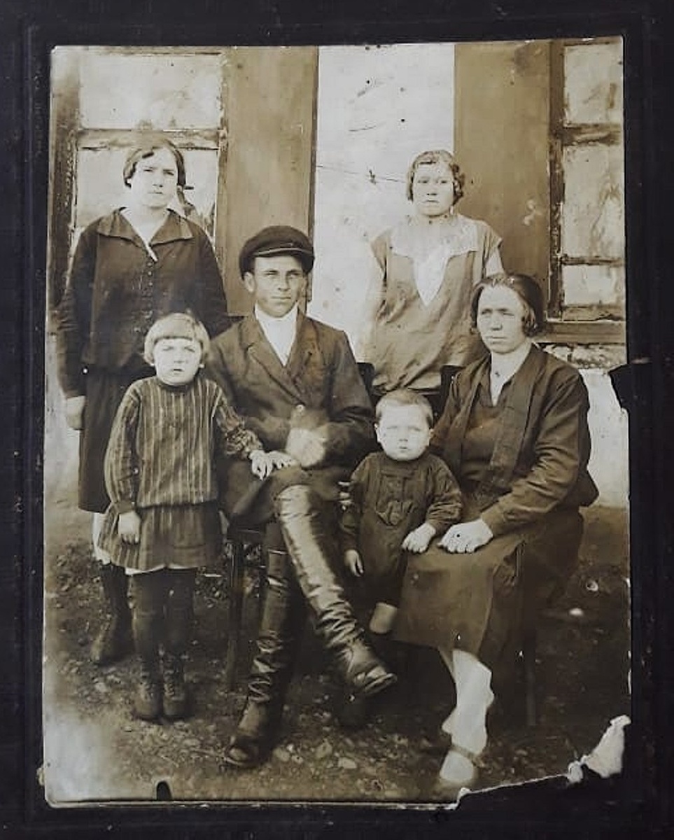 Фото семьи Е.В. Евграфовой 1931 года, сделано в селе Ковалевском. Сидят слева направо: Женя (Евграфова), отец Василий Семенович Павлов, мать Пелагея Ивановна, брат Александр. Стоят сестры Пелагеи Ивановны – Мария и Анна Логуновы.