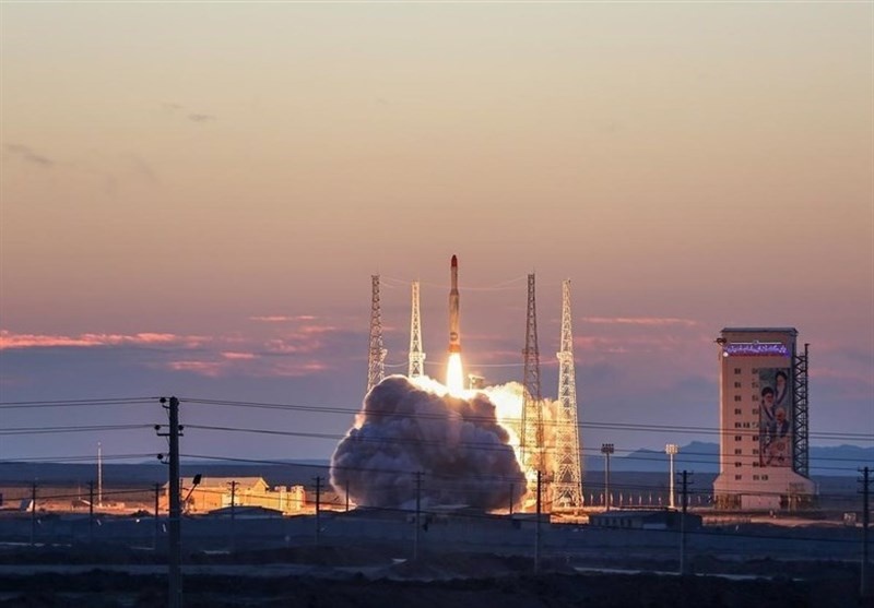 Иранская армия успешно вывела на орбиту спутник «Фахр-1» с помощью разработанного в стране ракетоносителя «Симург», что стало важной вехой в космической программе страны.