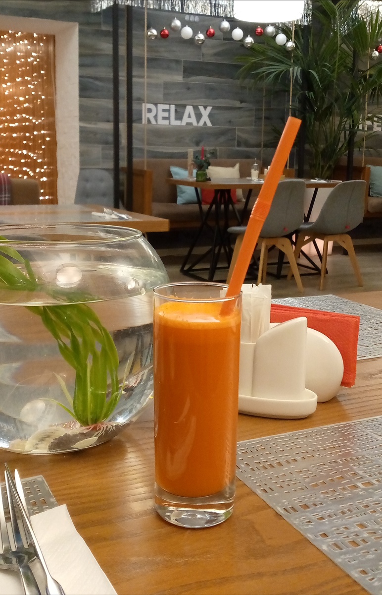 Не просто морковный фреш, а целая история, про токсичные фанатско-кумирские отношения...