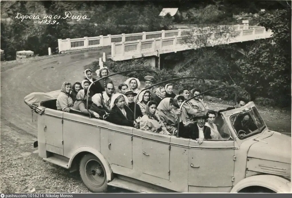 На фотографии не тот автобус, который описан в статье. Фото с сайта https://pastvu.com/p/1016214?history=1576170267601. Взято с Яндекс.Картинки