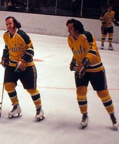 Фото из открытых источников (игроки "Калифорнии" в белых коньках)