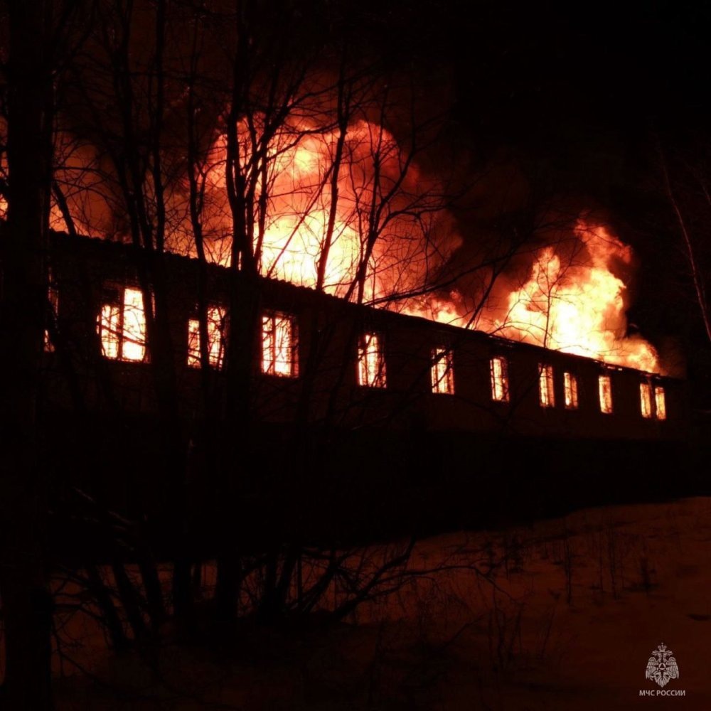    В Сургуте потушили пожар в производственном здании