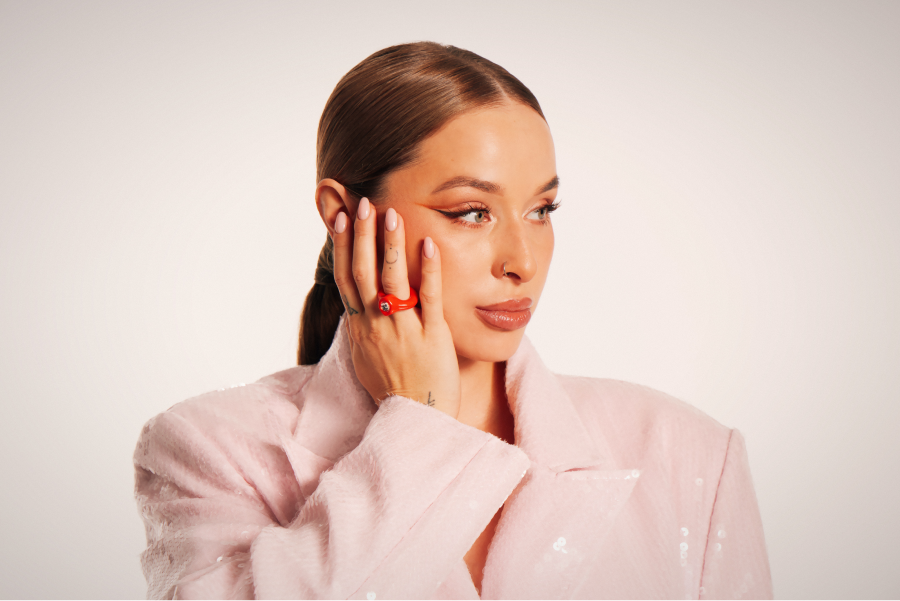    Бывшая солистка Cream Soda Анна Романовская выпустила дебютную сольную пластинку (фото 1)